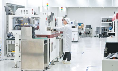 工作人員正在進行生產(chǎn)設備調(diào)試